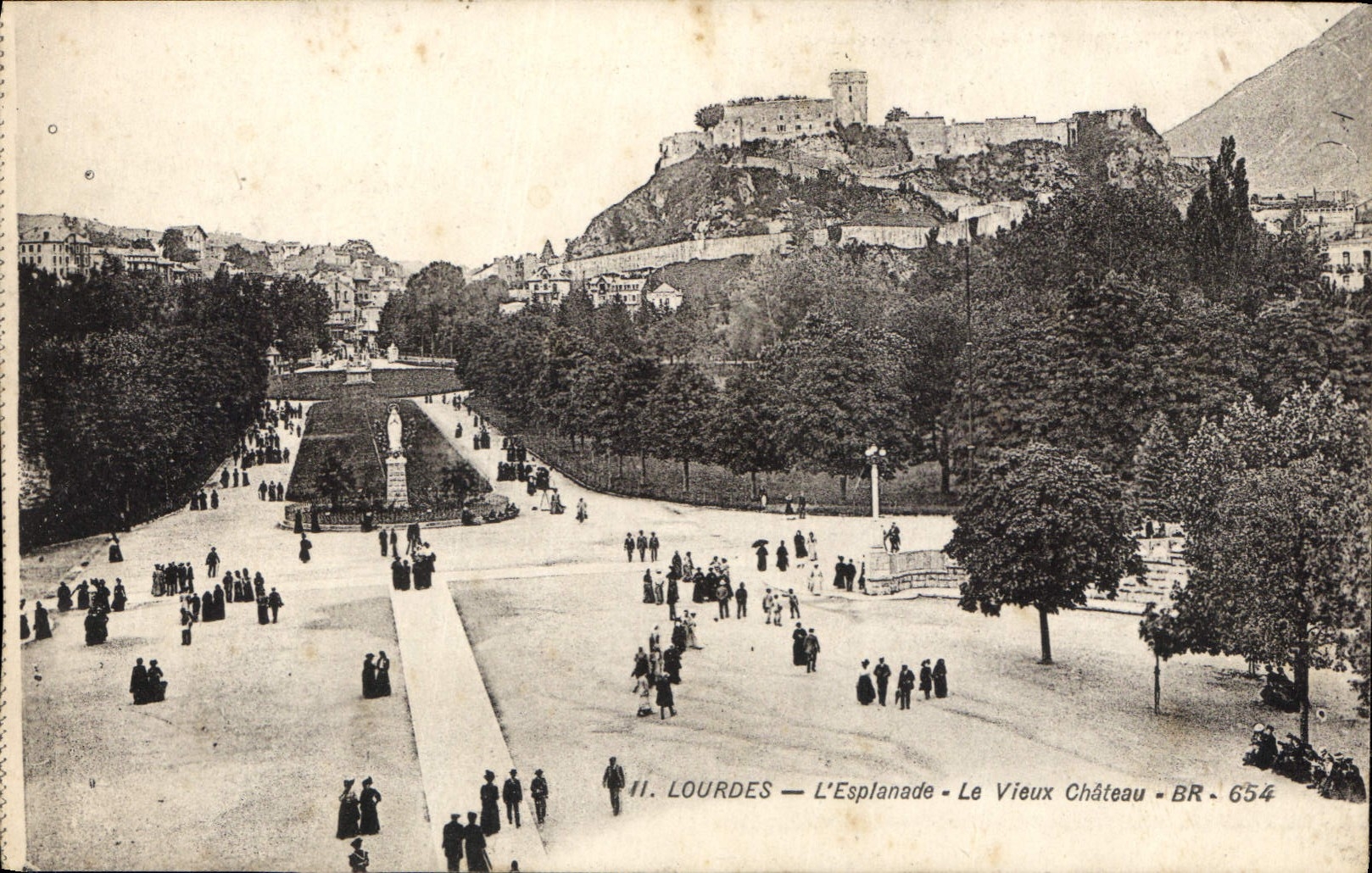 CPA Lourdes L'Esplanade le vieux Chateau 