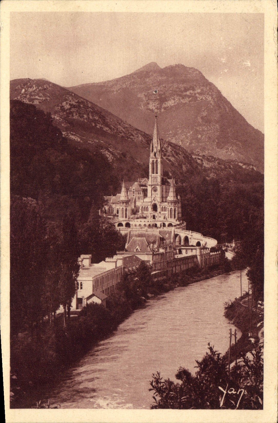 CPA Lourdes La Basilique et le Gave 