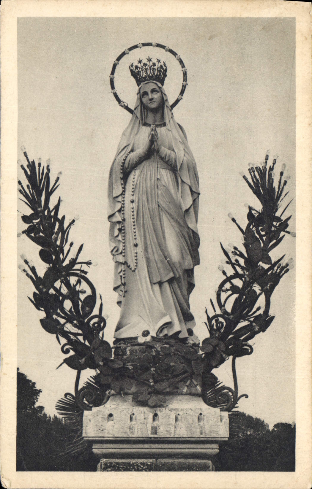 CPA Lourdes La Vierge couronnee 