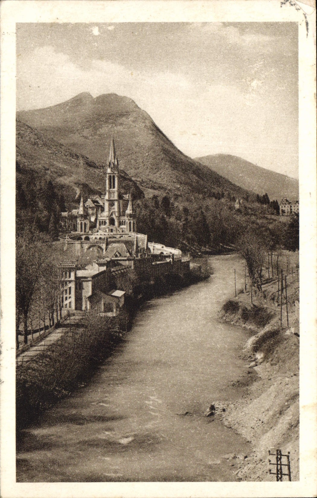 CPA Lourdes La Basilique et le Gave 