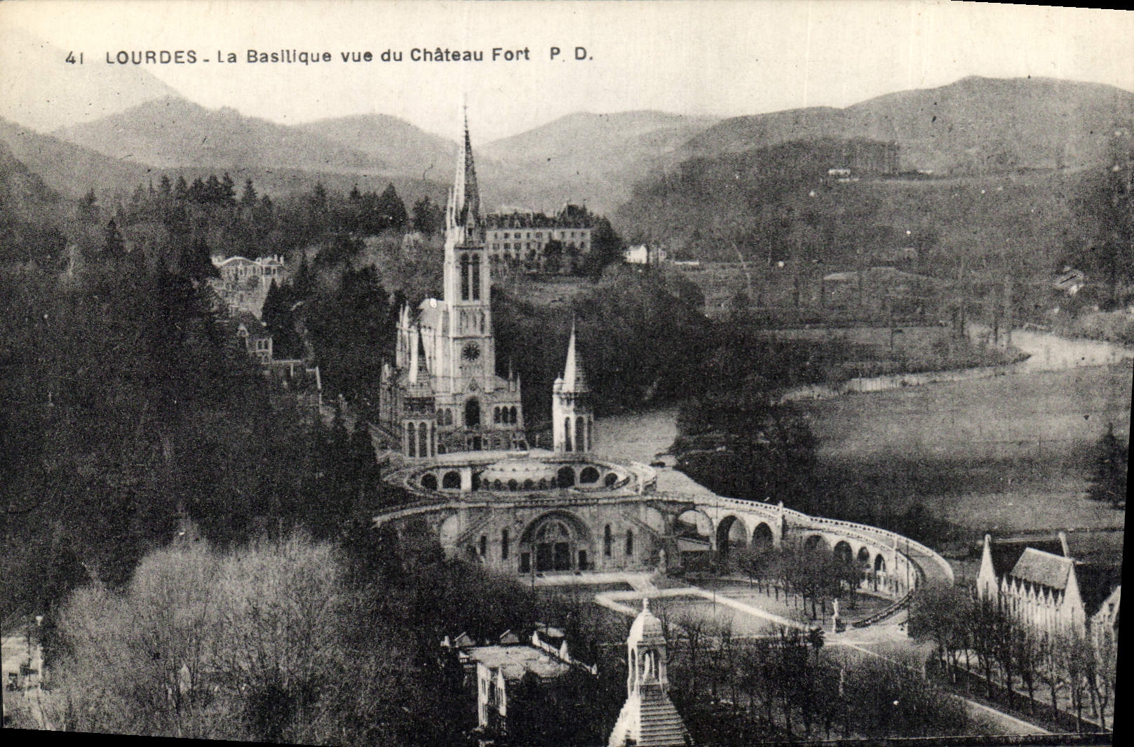 CPA Lourdes La Basilique vue du Chateau Fort 