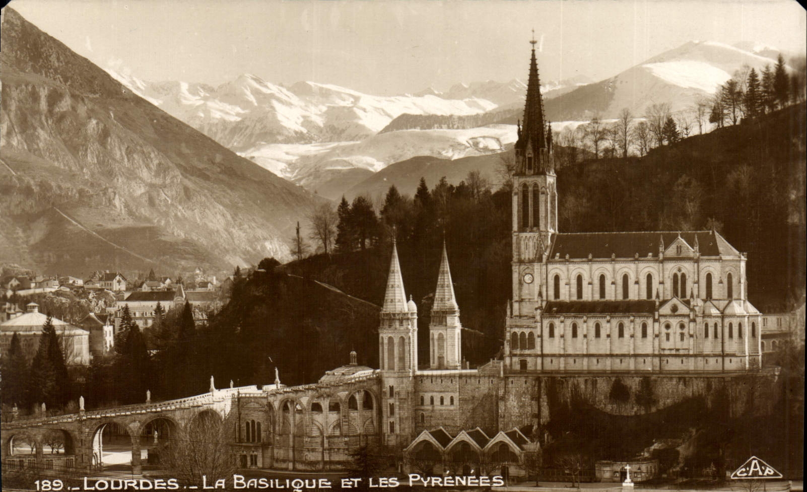 CPA Lourdes La Basilique et les Pyrenees 