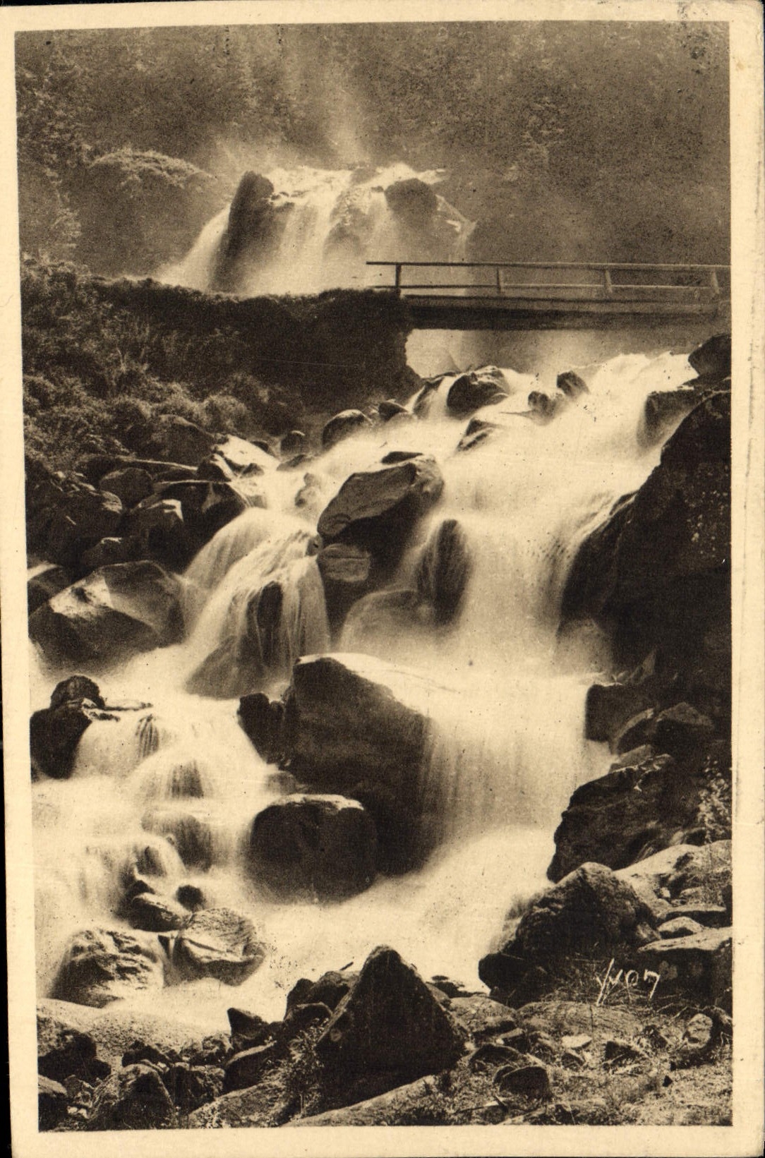 CPA La Douce France Les Pyrenes Cascade de Lutour