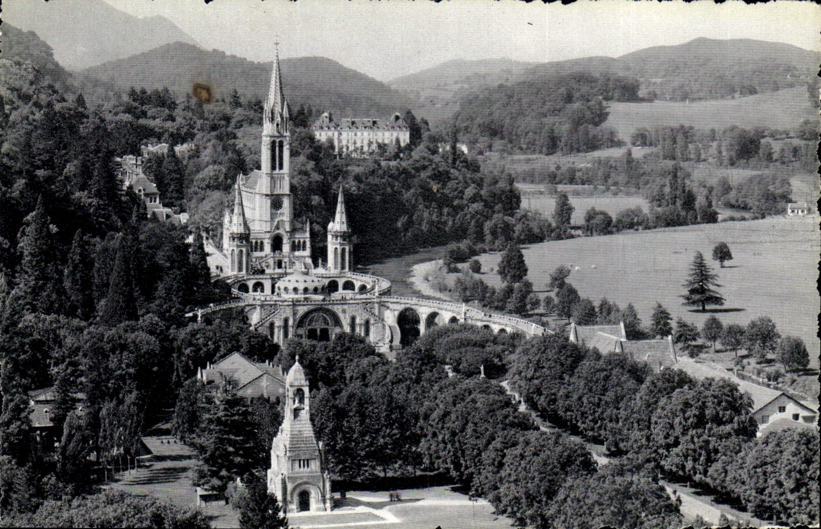 CPA Lourdes Le Monument aux Morts et la Basilique 