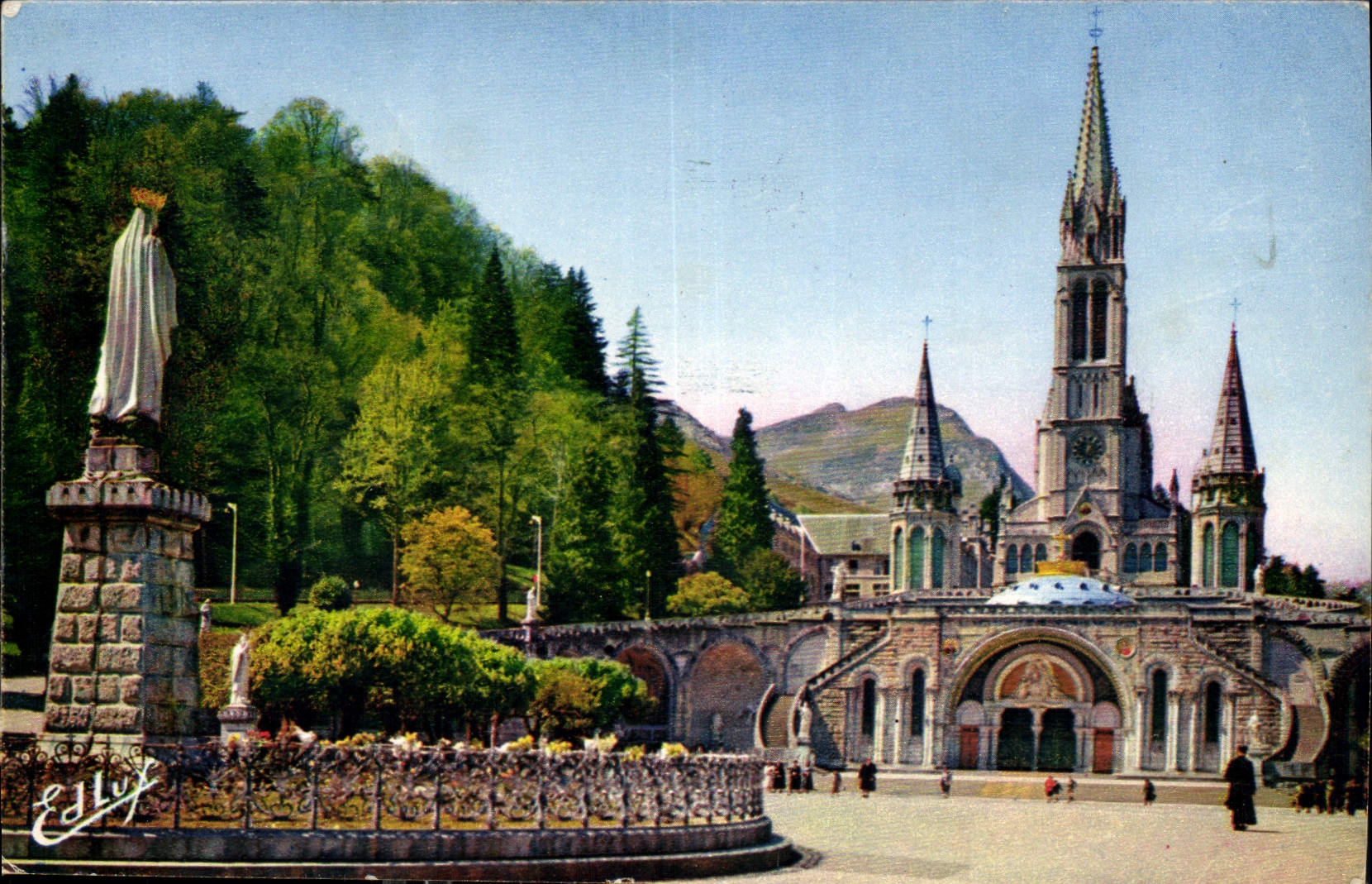 CPA Lourdes La Basilique et la Vierge Couronnee 