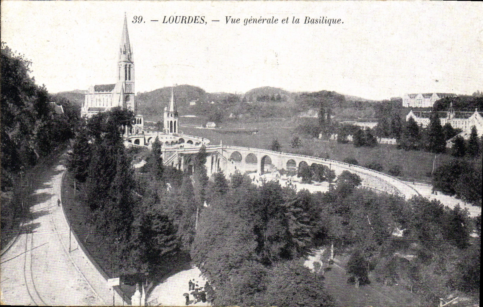 CPA Lourdes Vue generale et la Basilique 