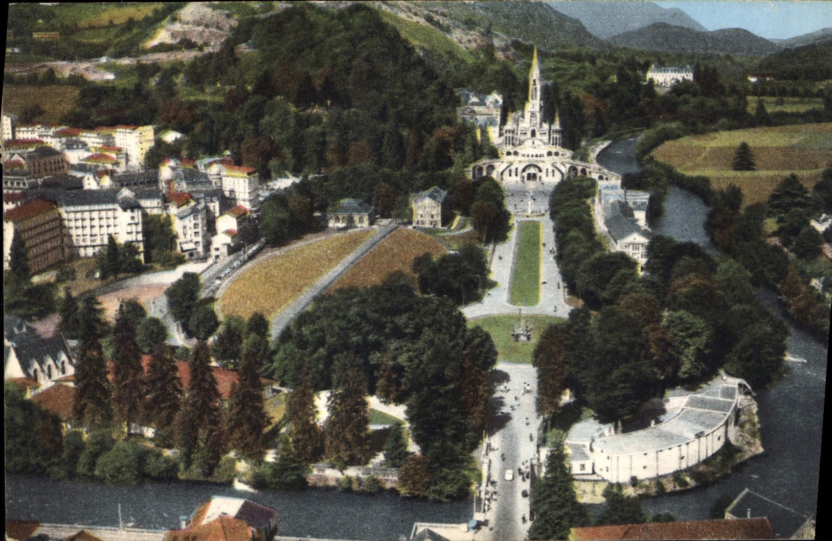 CPA Lourdes Htes Pyr Vue generale aerienne Abri St Michel exposition missionnaire Basilique Souterra