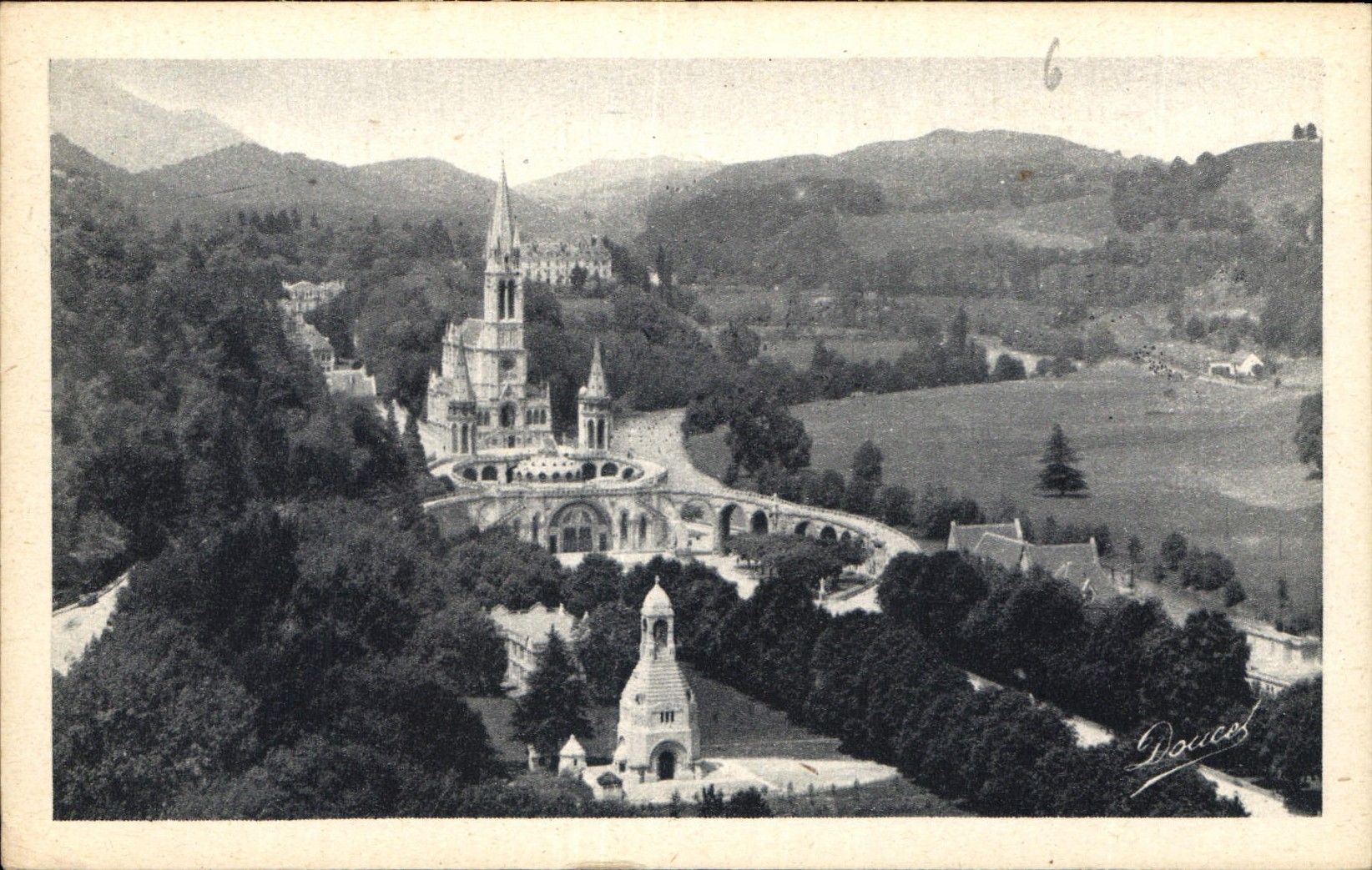 CPA Lourdes la Basilique et le Monument interallie vus du Chateau Fort 