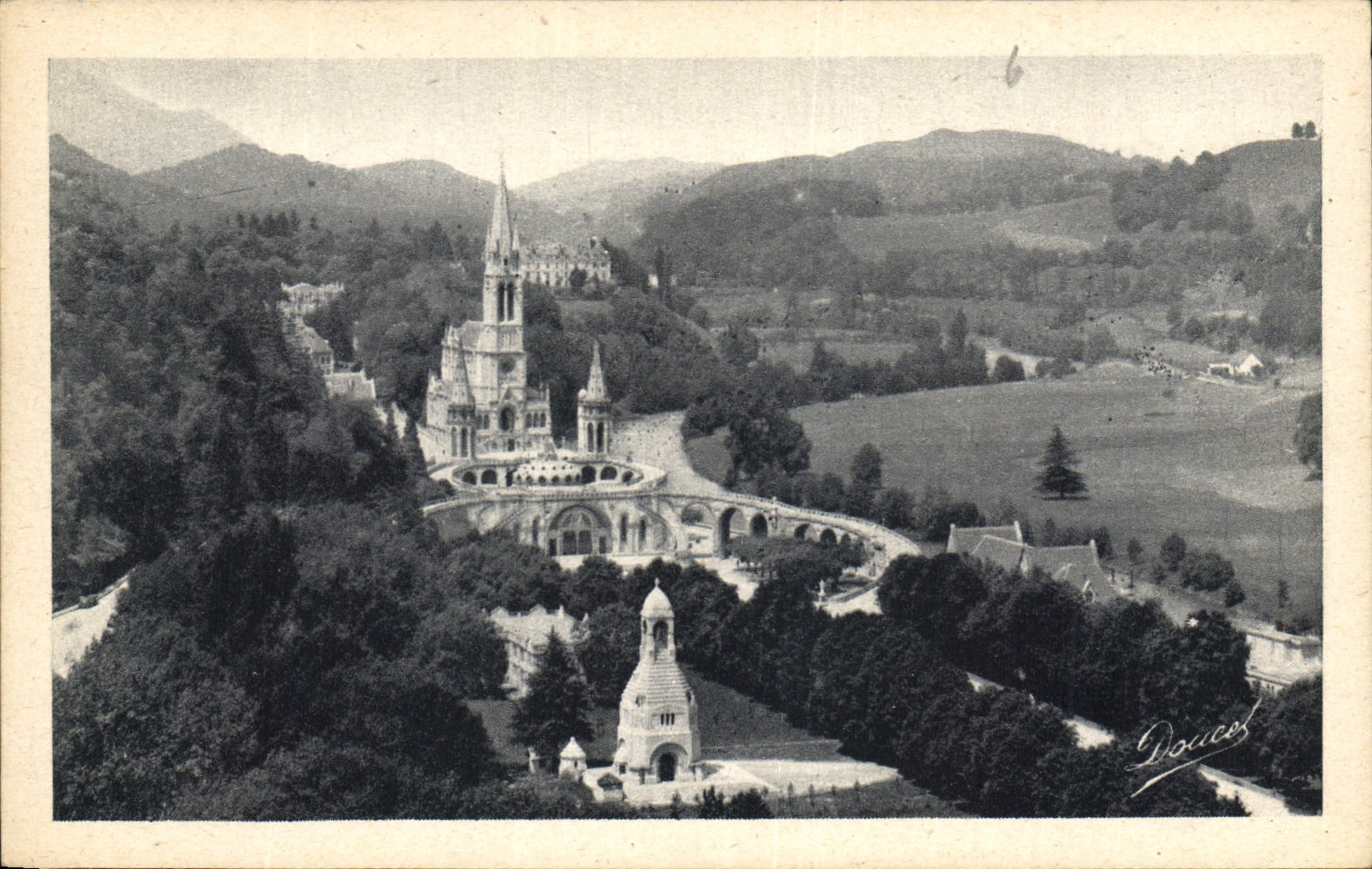 CPA Lourdes La Basilique et le Monument interallie vus du Chateau Fort 