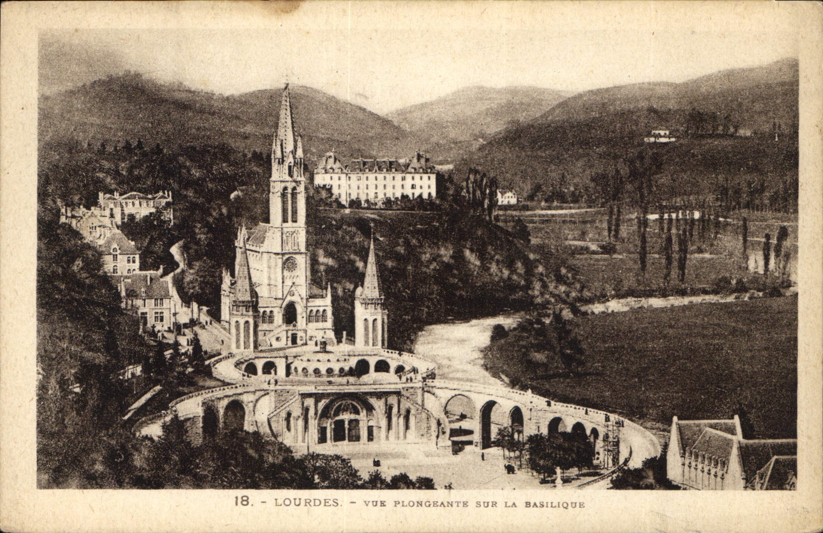 CPA Lourdes Vue plongeante sur la Basilique 