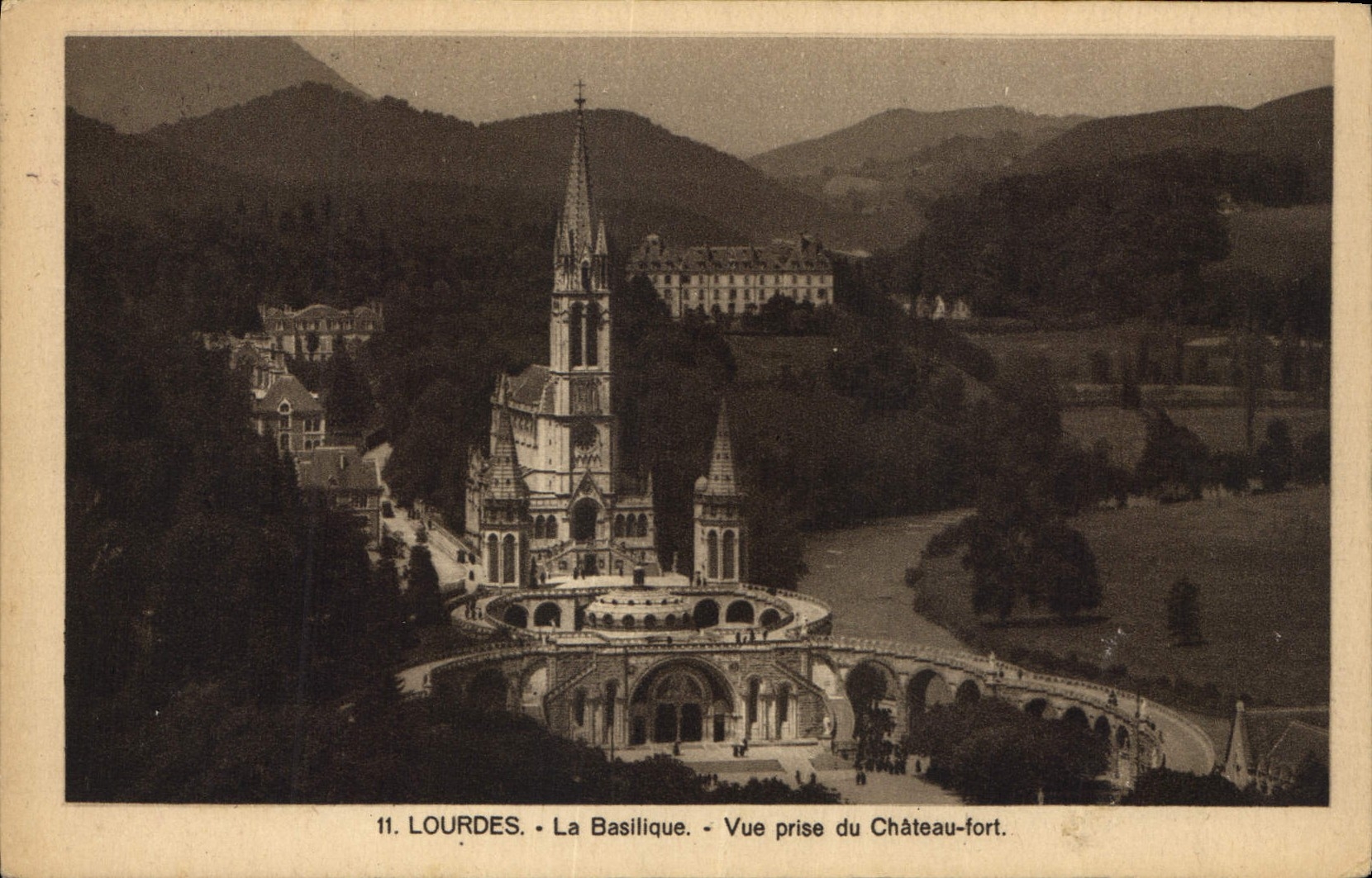 CPA Lourdes La Basilique Vue prise du Chateau Fort 