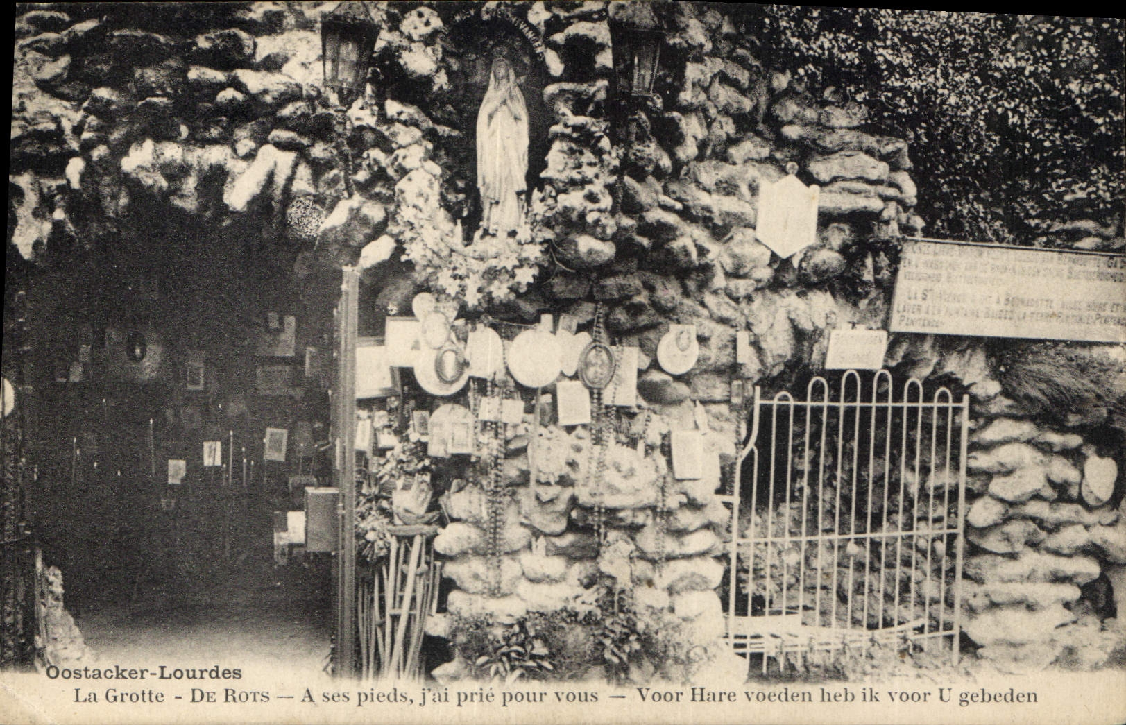 CPA Lourdes La Grotte de Rots a ses pieds j'ai prie pour vous 