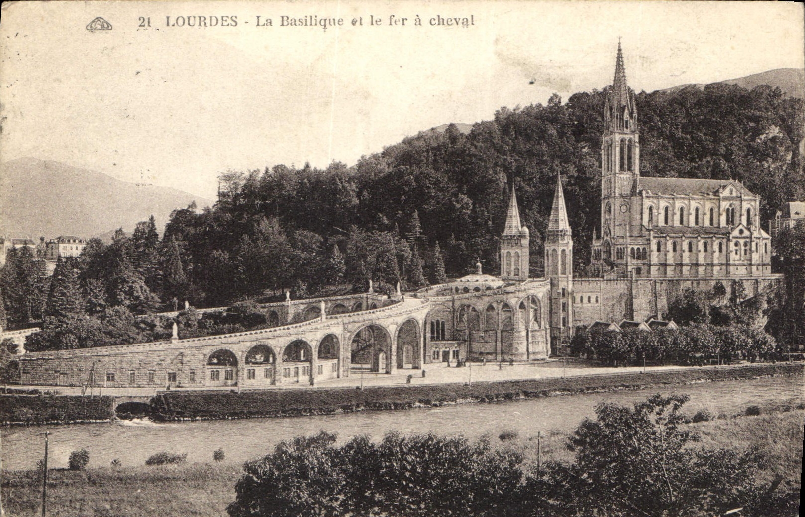 CPA Lourdes La Basilique et le fer a cheval 