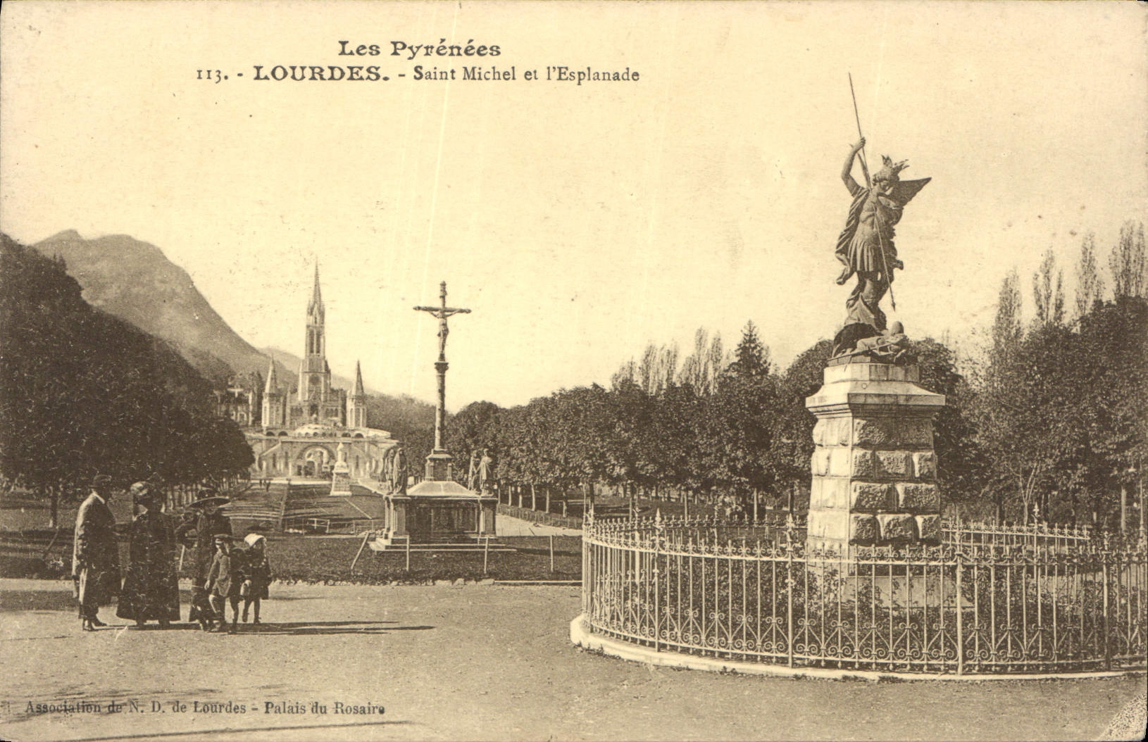 CPA Les Pyrenees Lourdes Saint Michel et l'Esplanade 