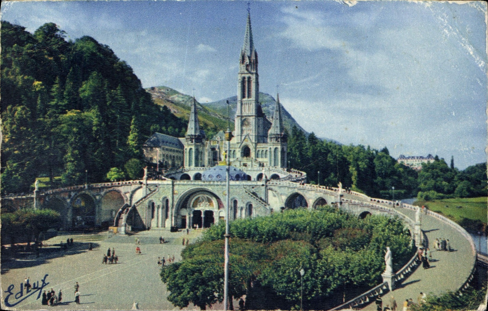 CPA Lourdes La Basilique et l'Esplanade 