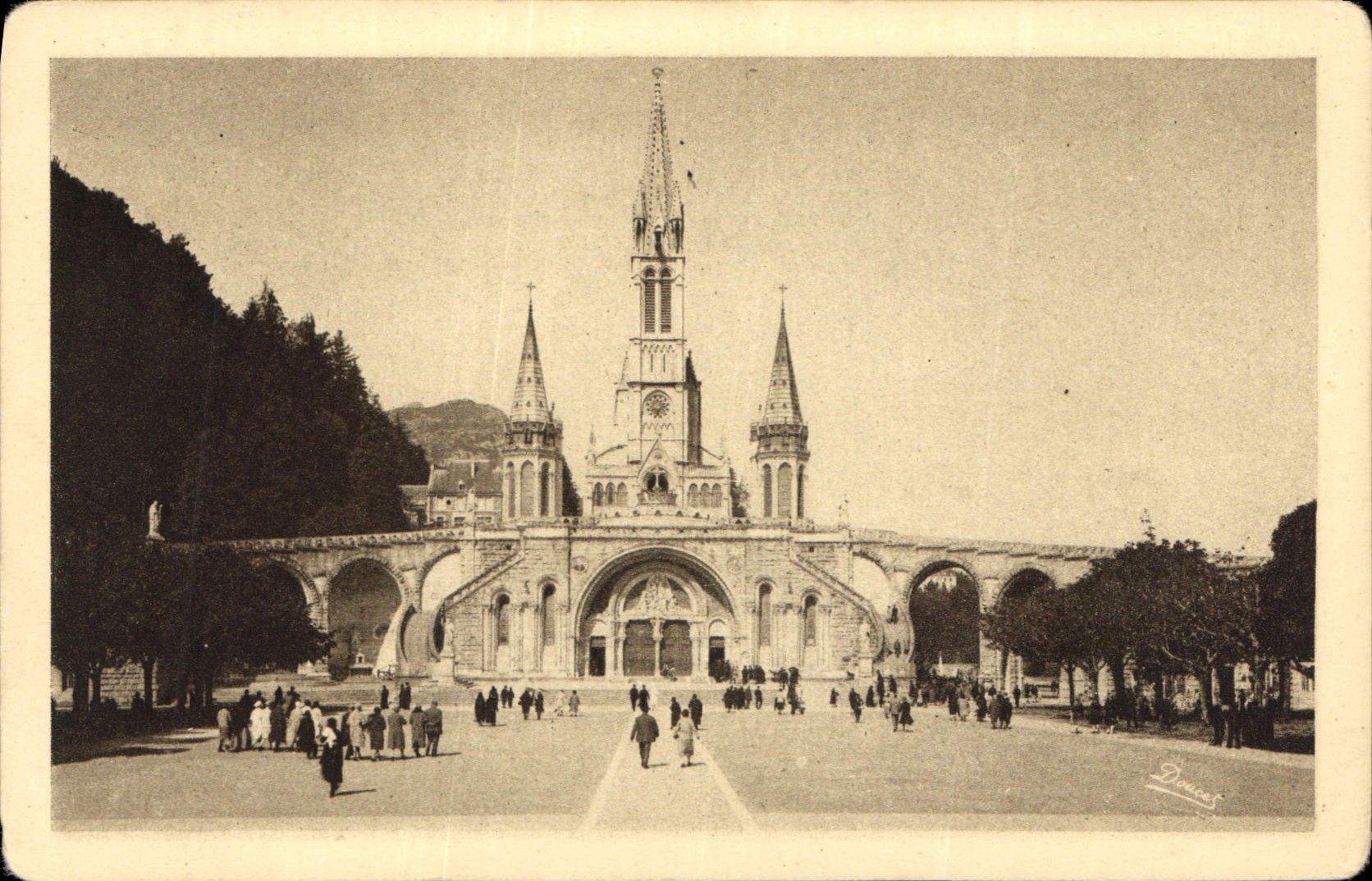CPA Lourdes La Basilique vue de face 