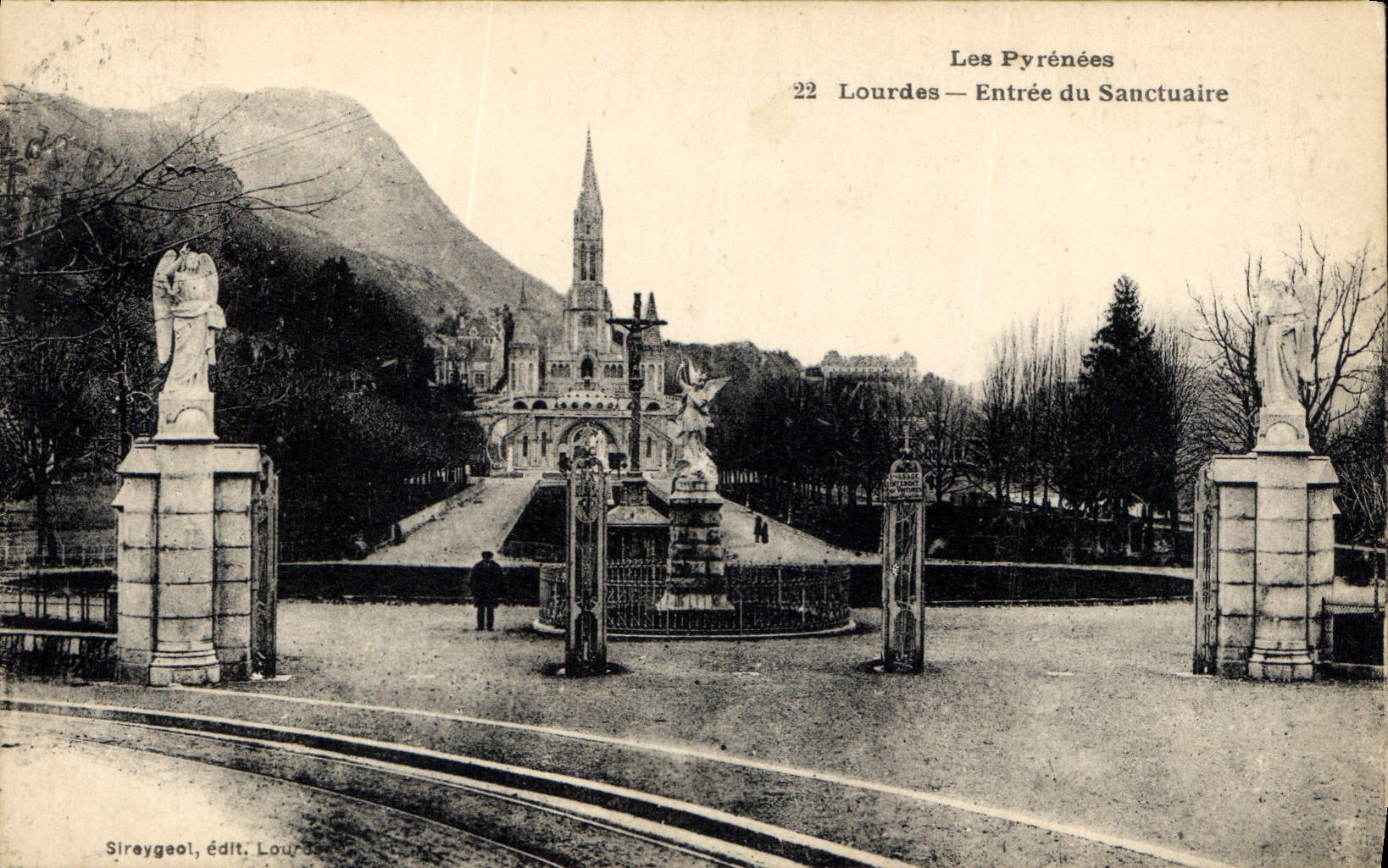 CPA Les Pyrenees Lourdes Entree du Sanctuaire 