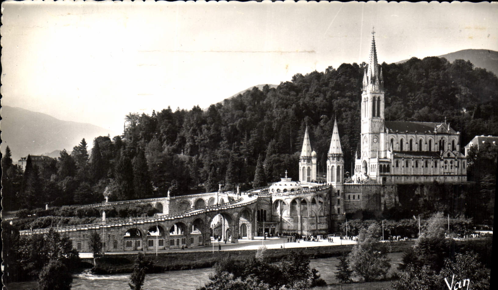 CPA Lourdes La Basilique et le Calvaire 