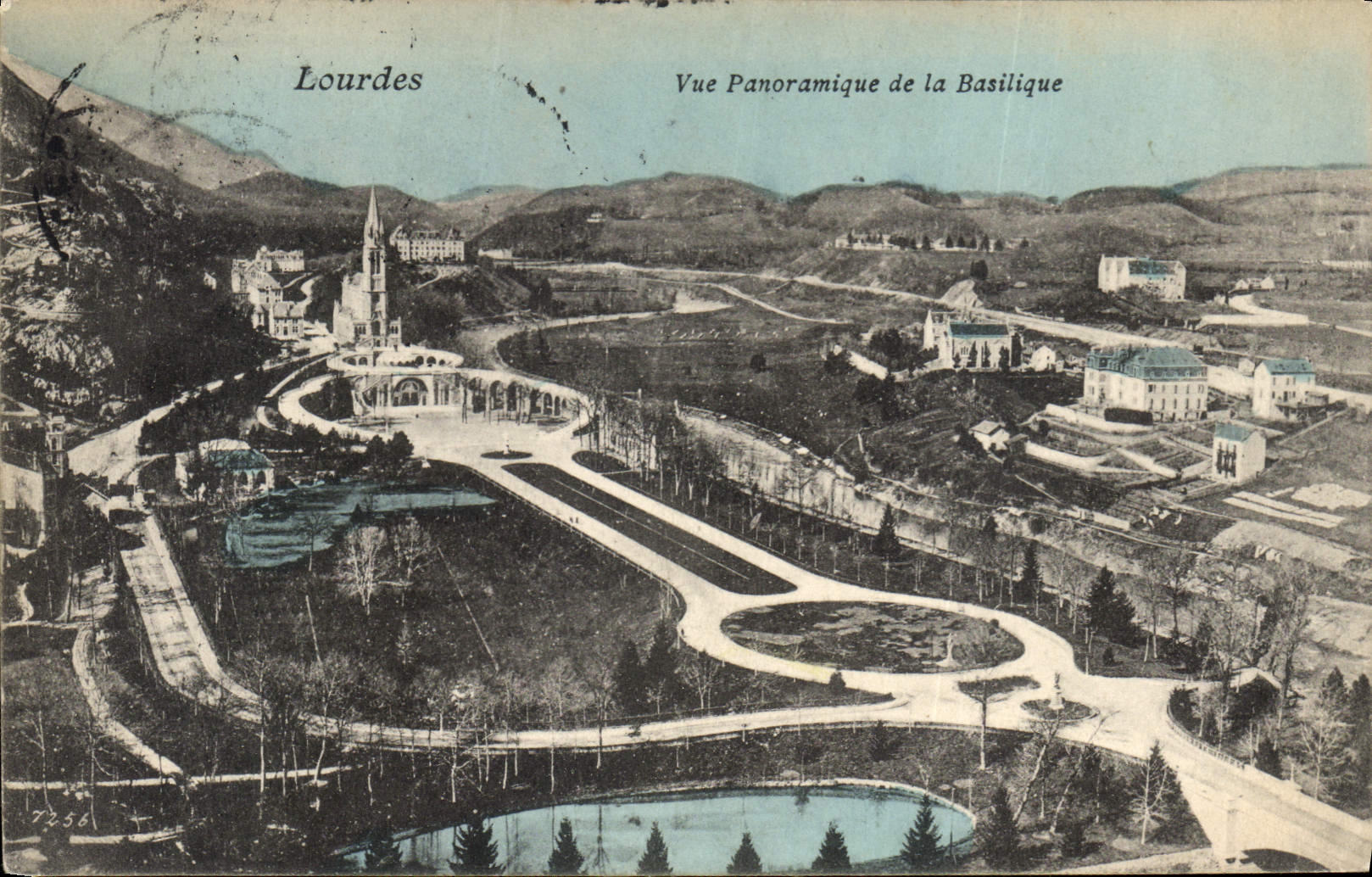 CPA Lourdes Vue panoramique de la Basilique 