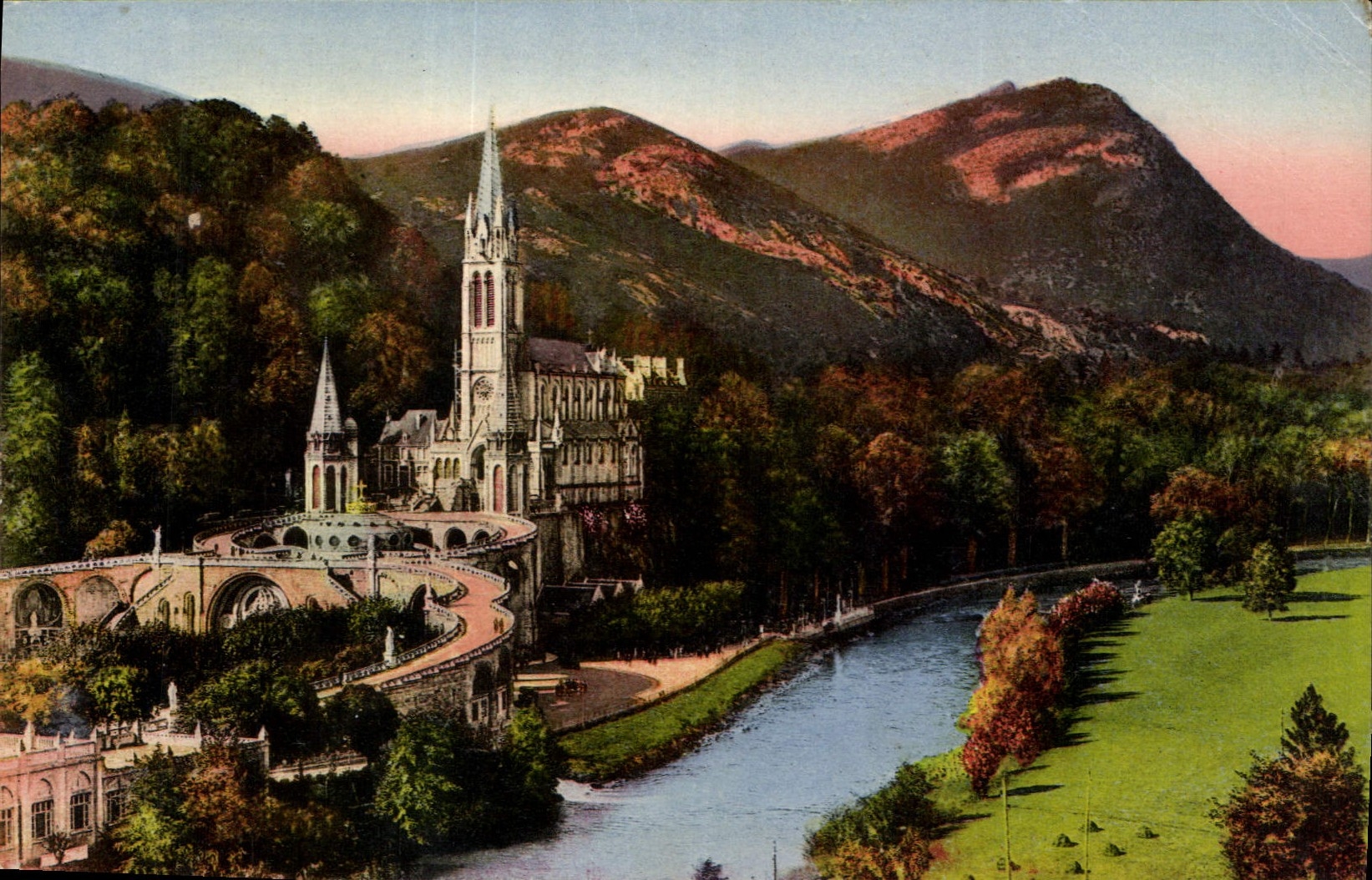 CPA Lourdes La Basilique et le Gave 