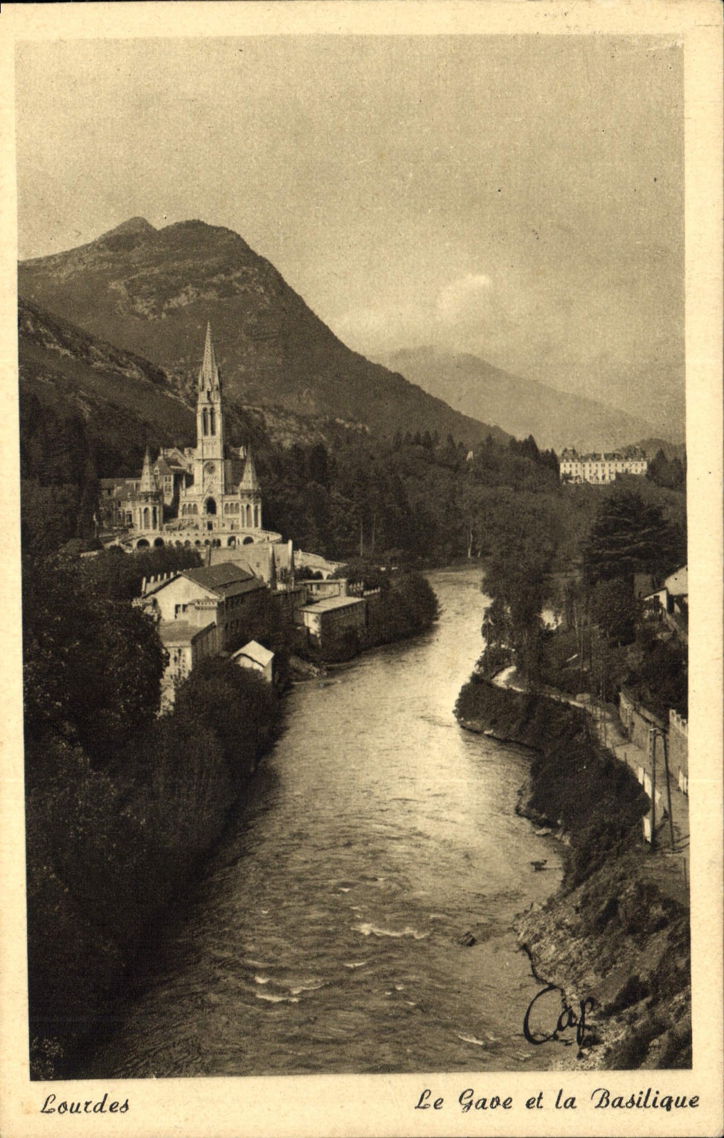 CPA Lourdes Le Gave et la Basilique 