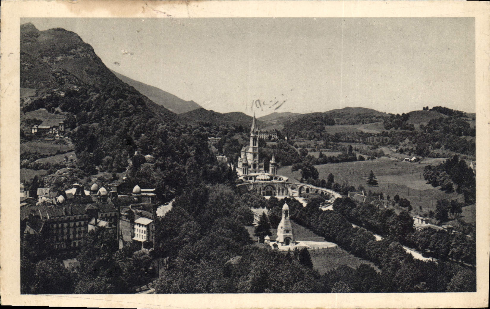 CPA Lourdes vue d'ensemble sur la Basilique et le Calvaire prise du Chateau Fort 