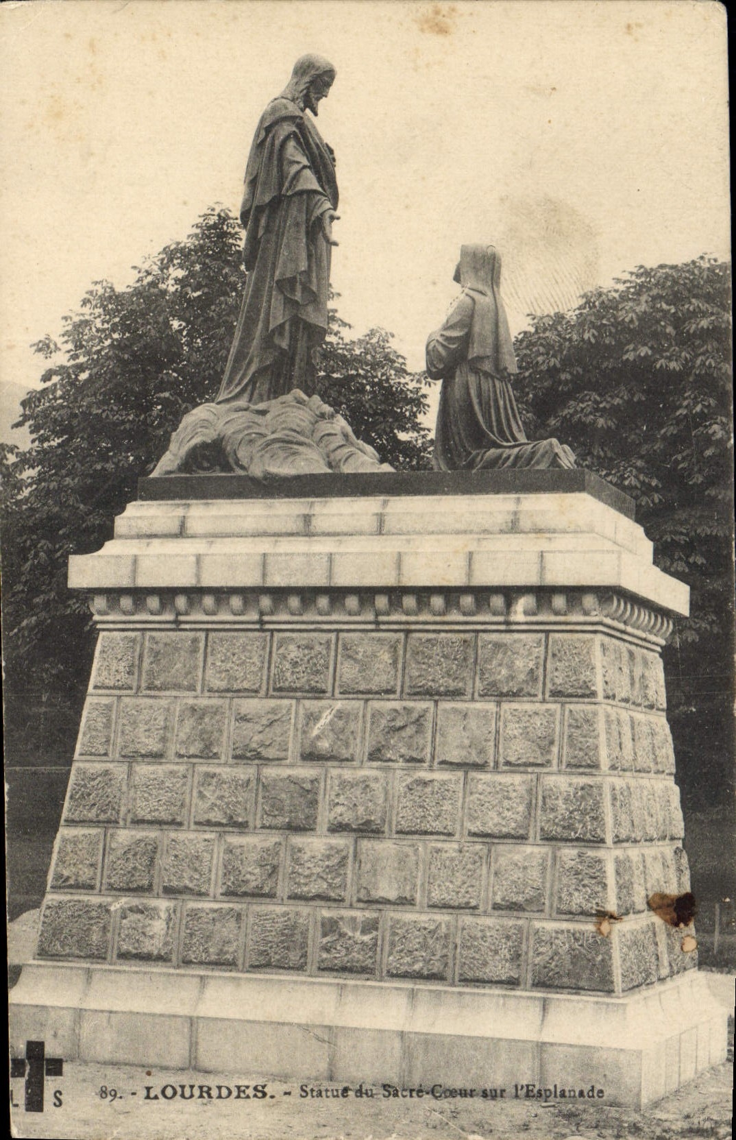 CPA Lourdes Statue du Sacre Coeur sur l'Esplanade 