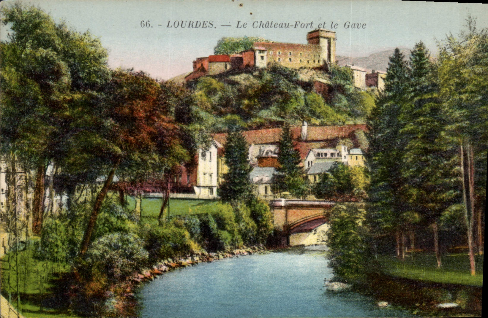 CPA Lourdes Le Chateau Fort et le Gave 