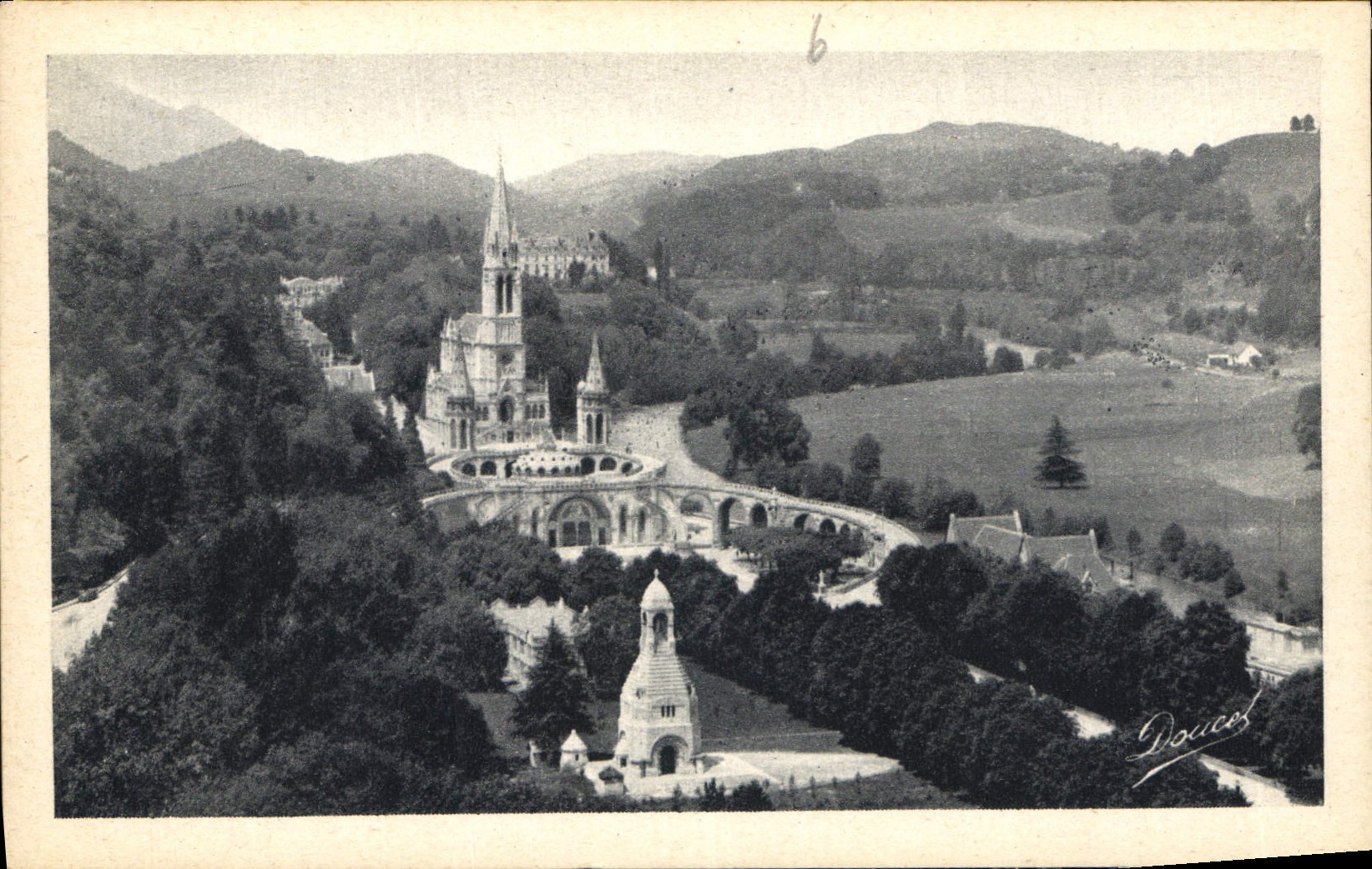 CPA Lourdes La Basilique et le Monument interallie vus du Chateau fort 