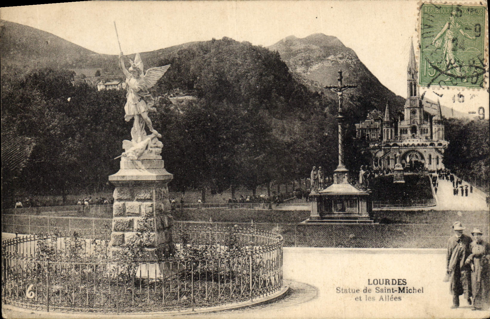 CPA Lourdes Statue de Saint Michel et les Allees 