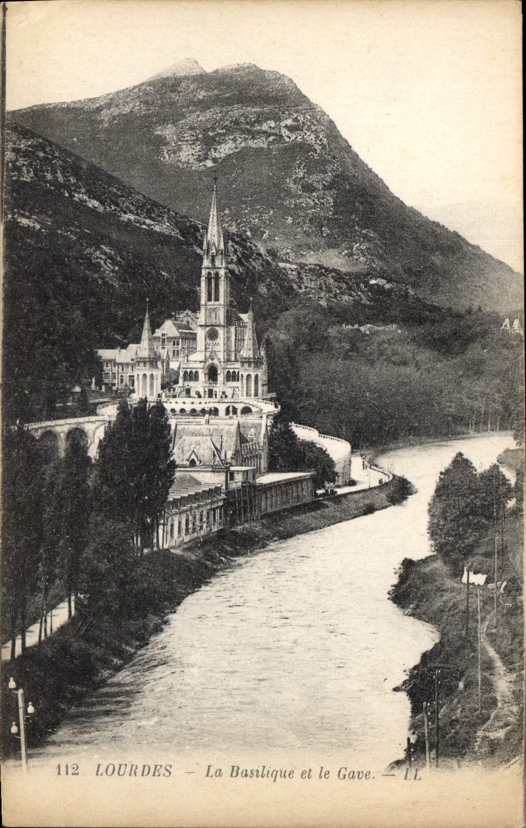 CPA Lourdes La Basilique et le Gave 