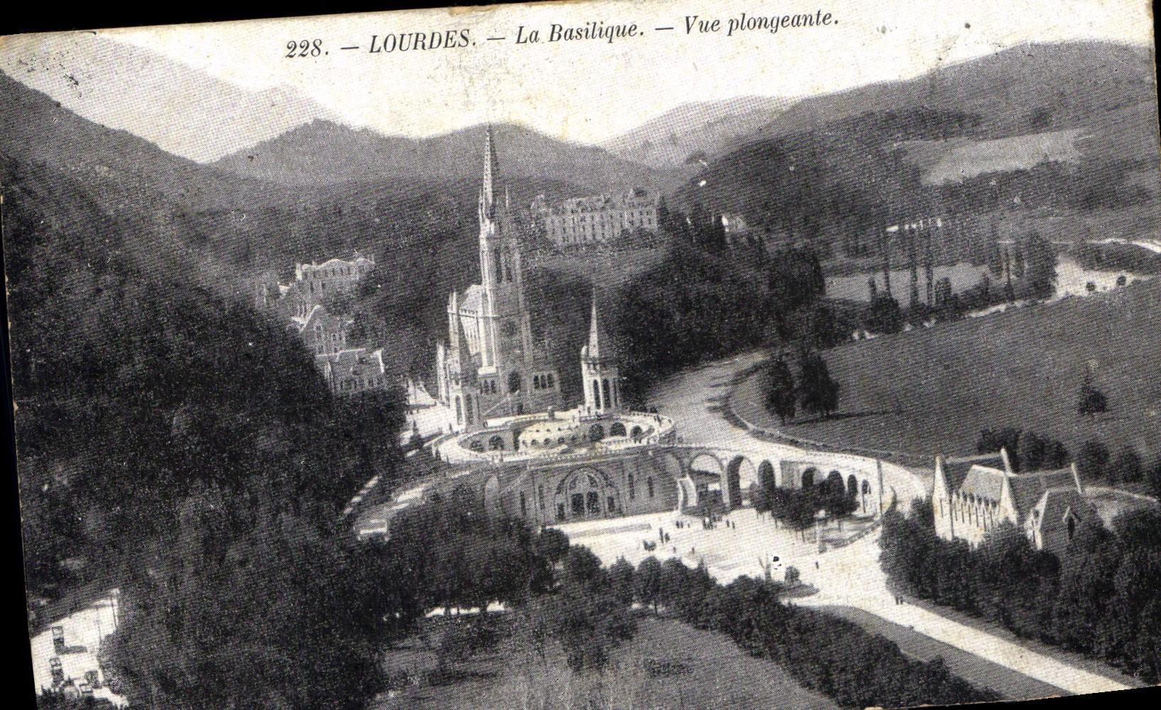 CPA Lourdes La Basilique Vue plongeante 