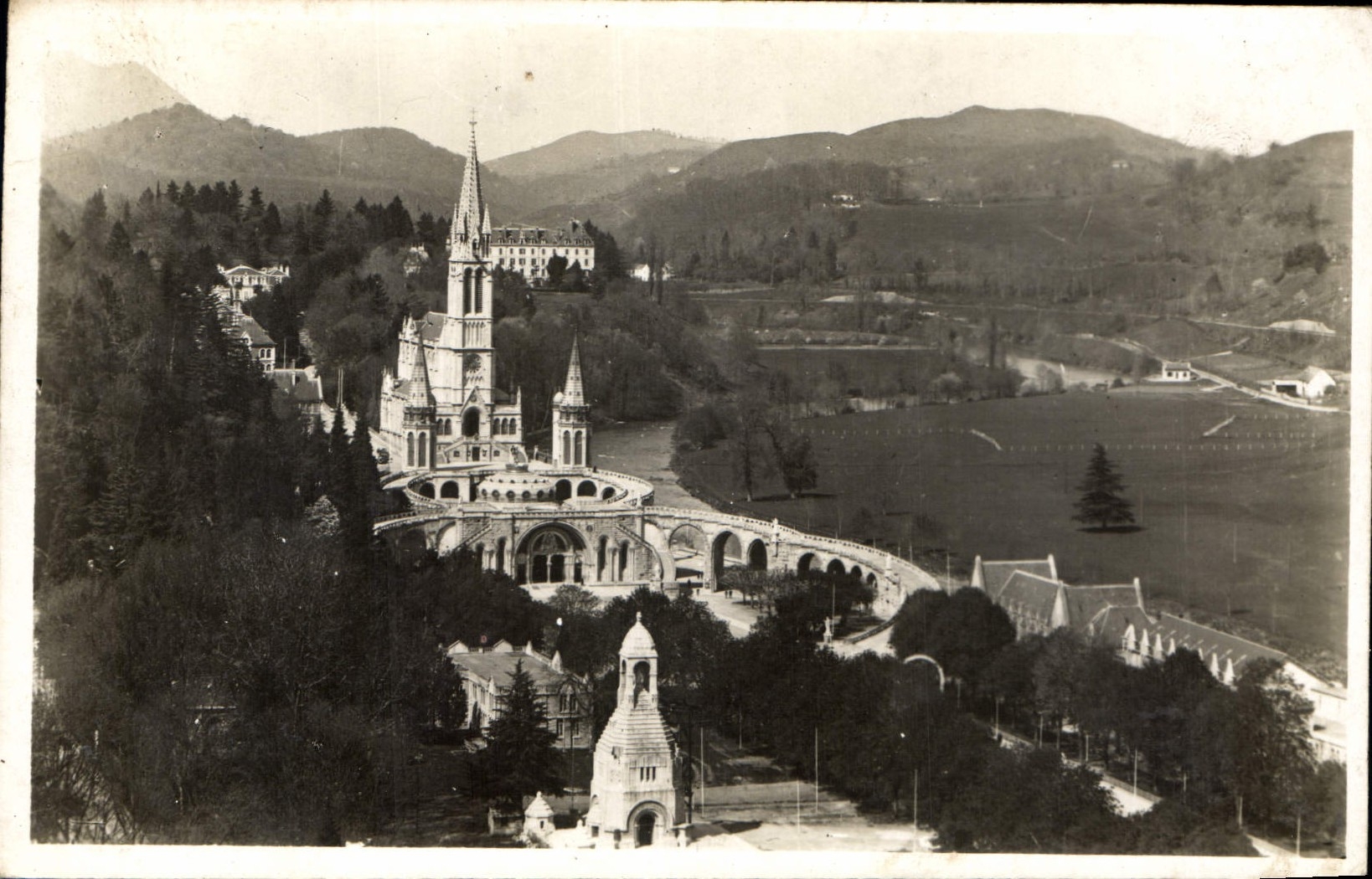 CPA Lourdes La Basilique et le Monument Interallie vues du Chateau Fort 