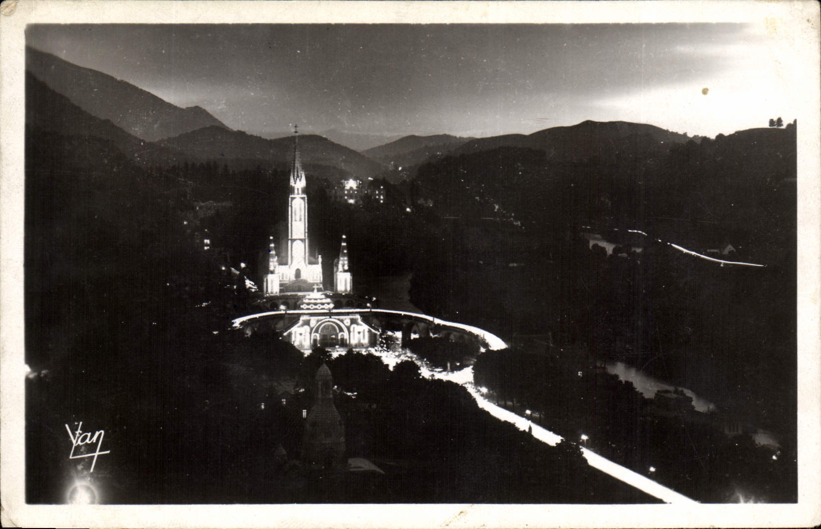 CPA Lourdes La Basilique la nuit pendant la procession aux flambeaux 