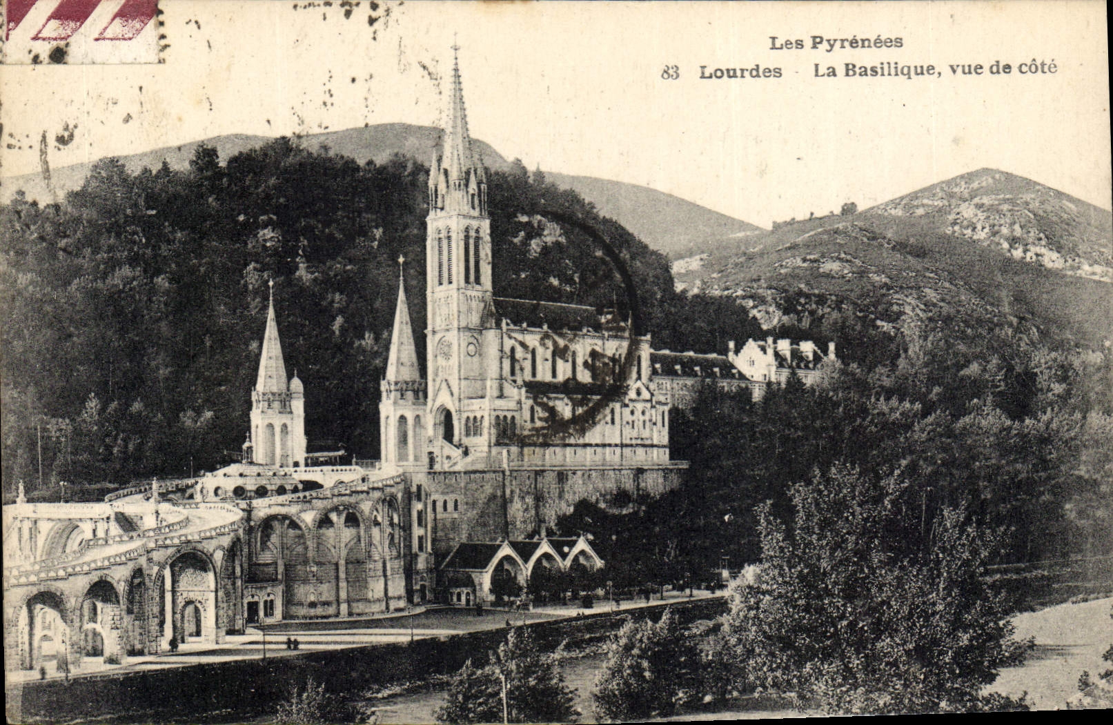 CPA Les Pyrenees Lourdes La Basilique vue de cote