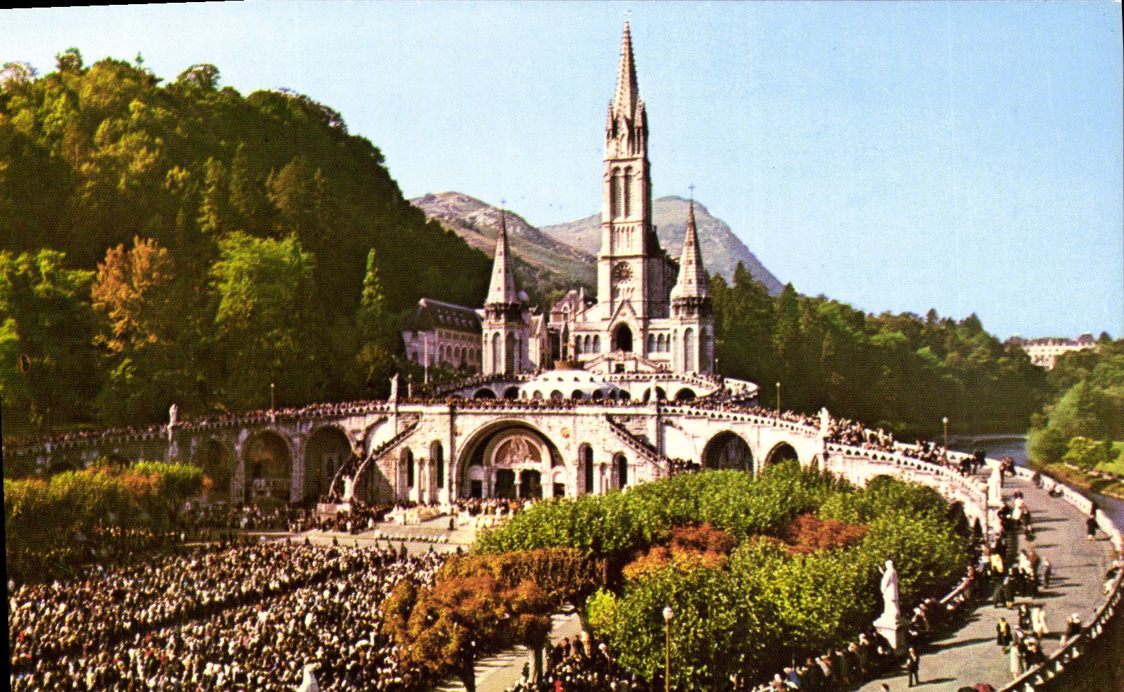 CPA Lourdes Hautes Pyrenees La Basilique et l'Esplanade 