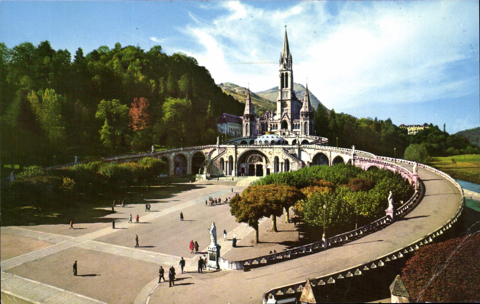 CPA Nos Belles Pyrenees Lourdes La Basilique et l'esplanade 