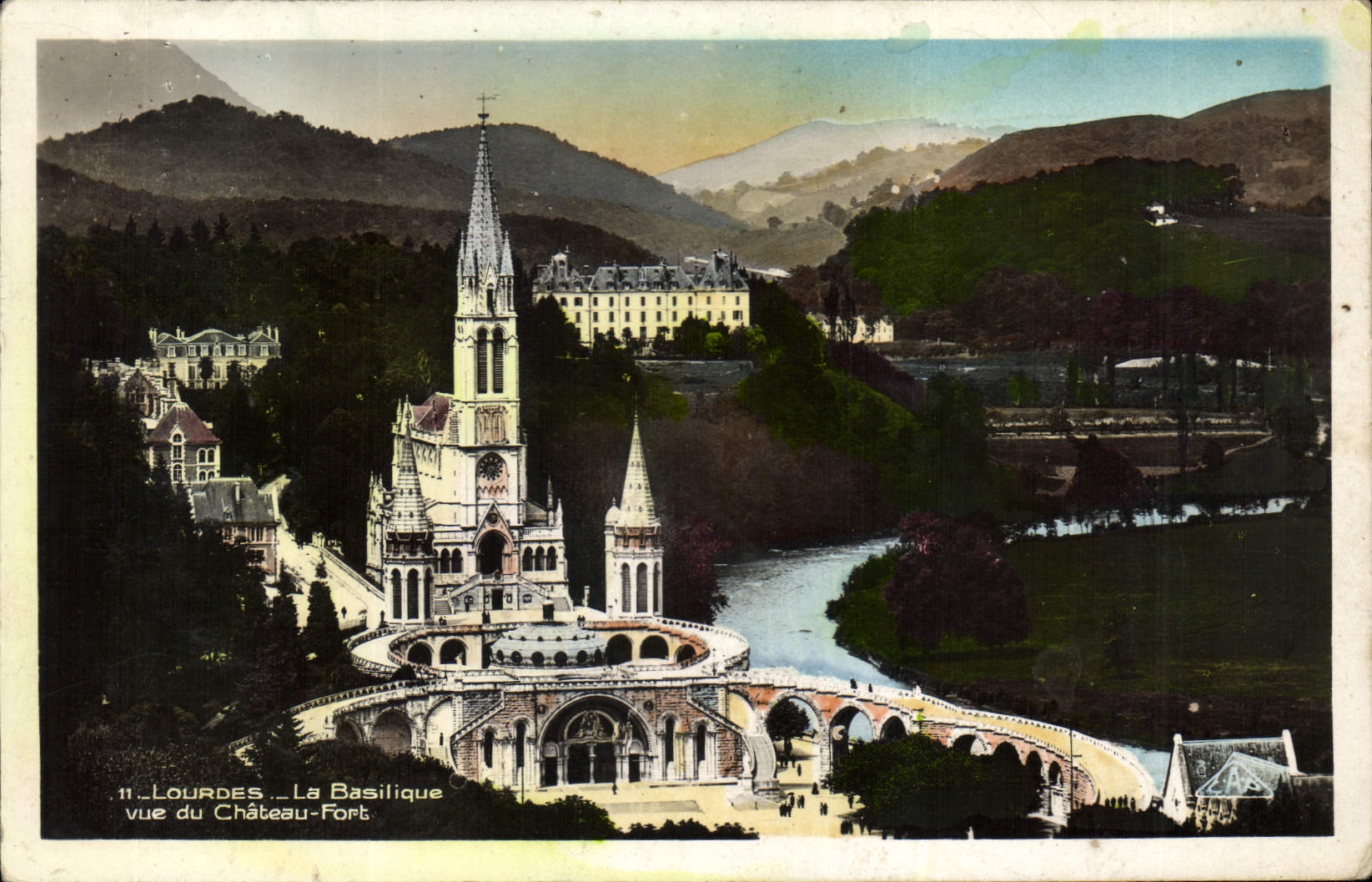CPA Lourdes La Basilique vue du Chateau Fort 