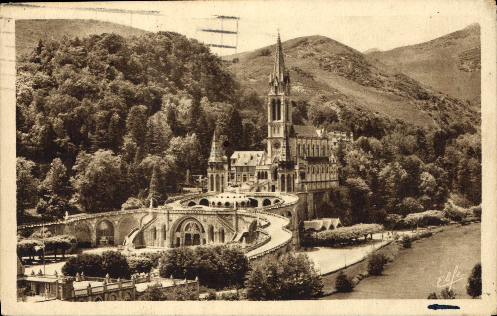 CPA Lourdes Vue sur le Gave et la Basilique