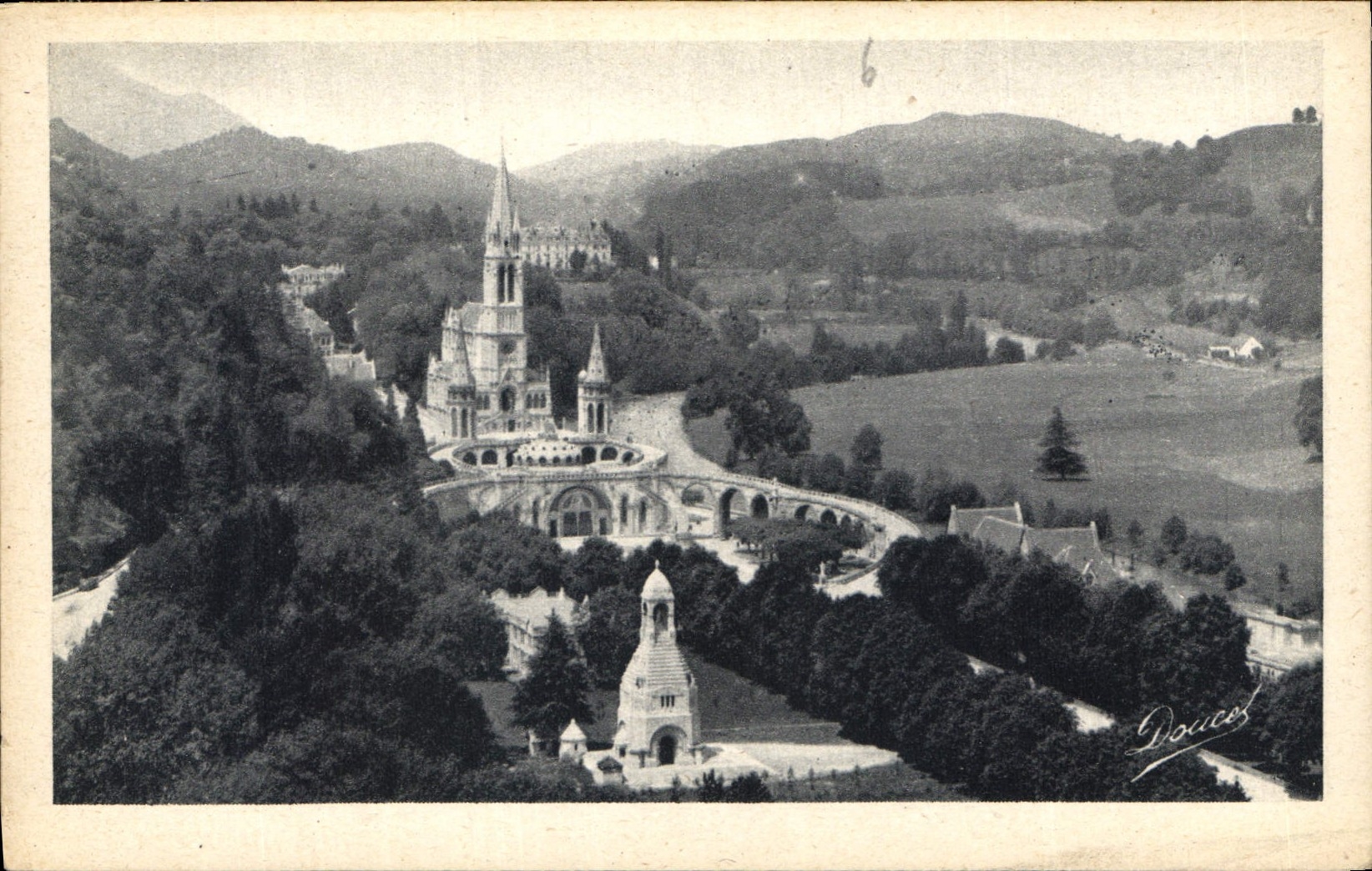 CPA Lourdes La Basilique et le Monument interallie vus du Chateau fort
