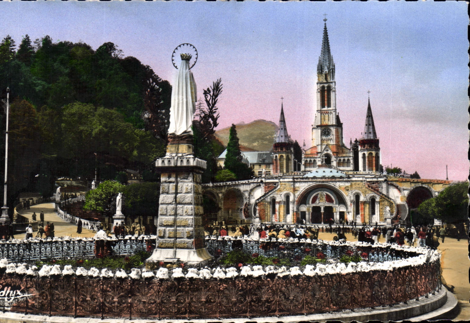 CPA Lourdes La Basilique et la Vierges Couronnee