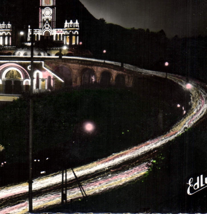 CPA Lourdes La Basilique illuminee et la Procession aux Flambeaux