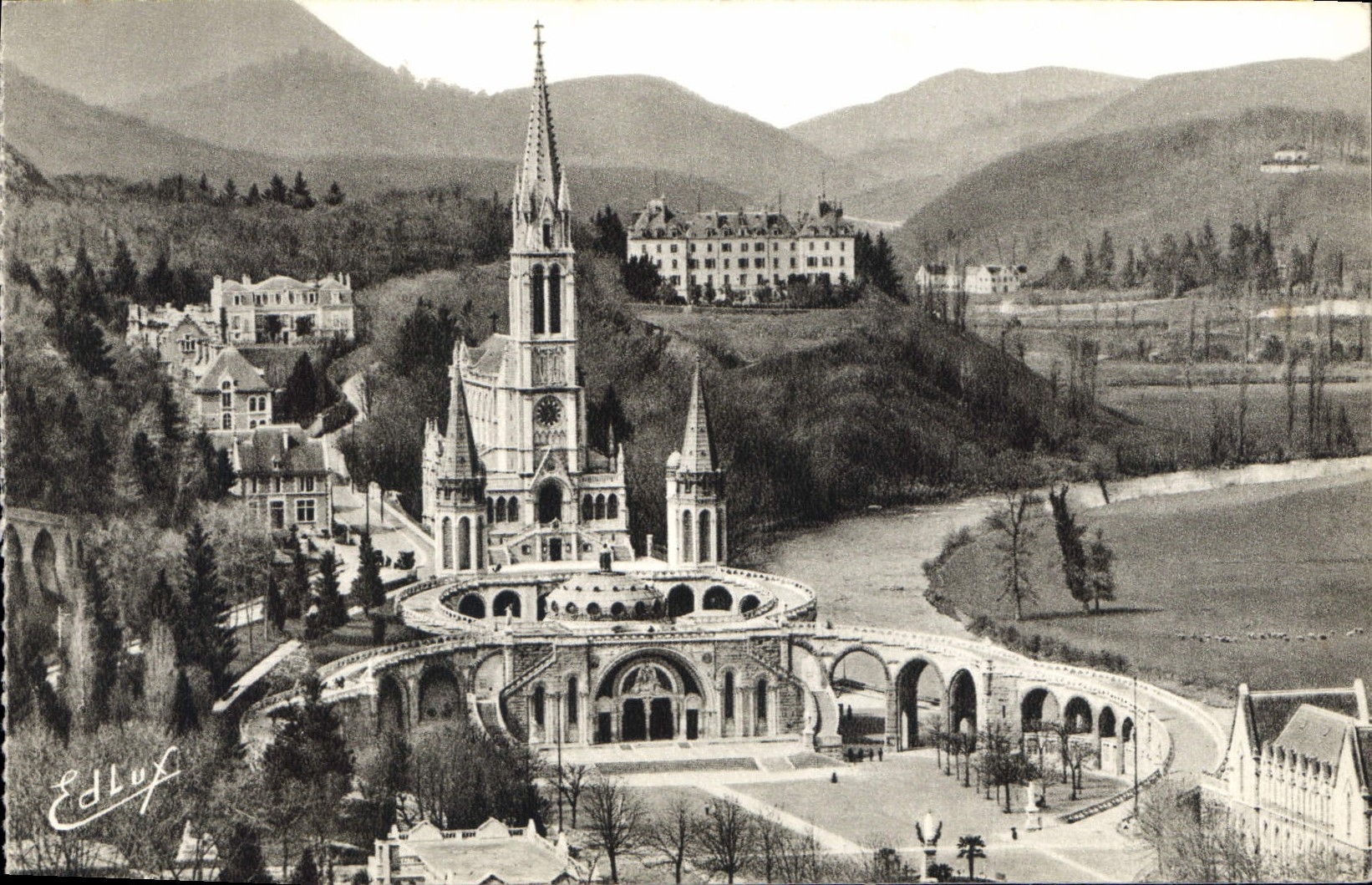 CPA Lourdes La Basilique vue du Chateau Fort 
