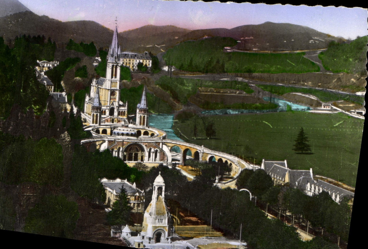 CPA Lourdes La Basilique et le Monument Interallie vus du Chateau Fort 