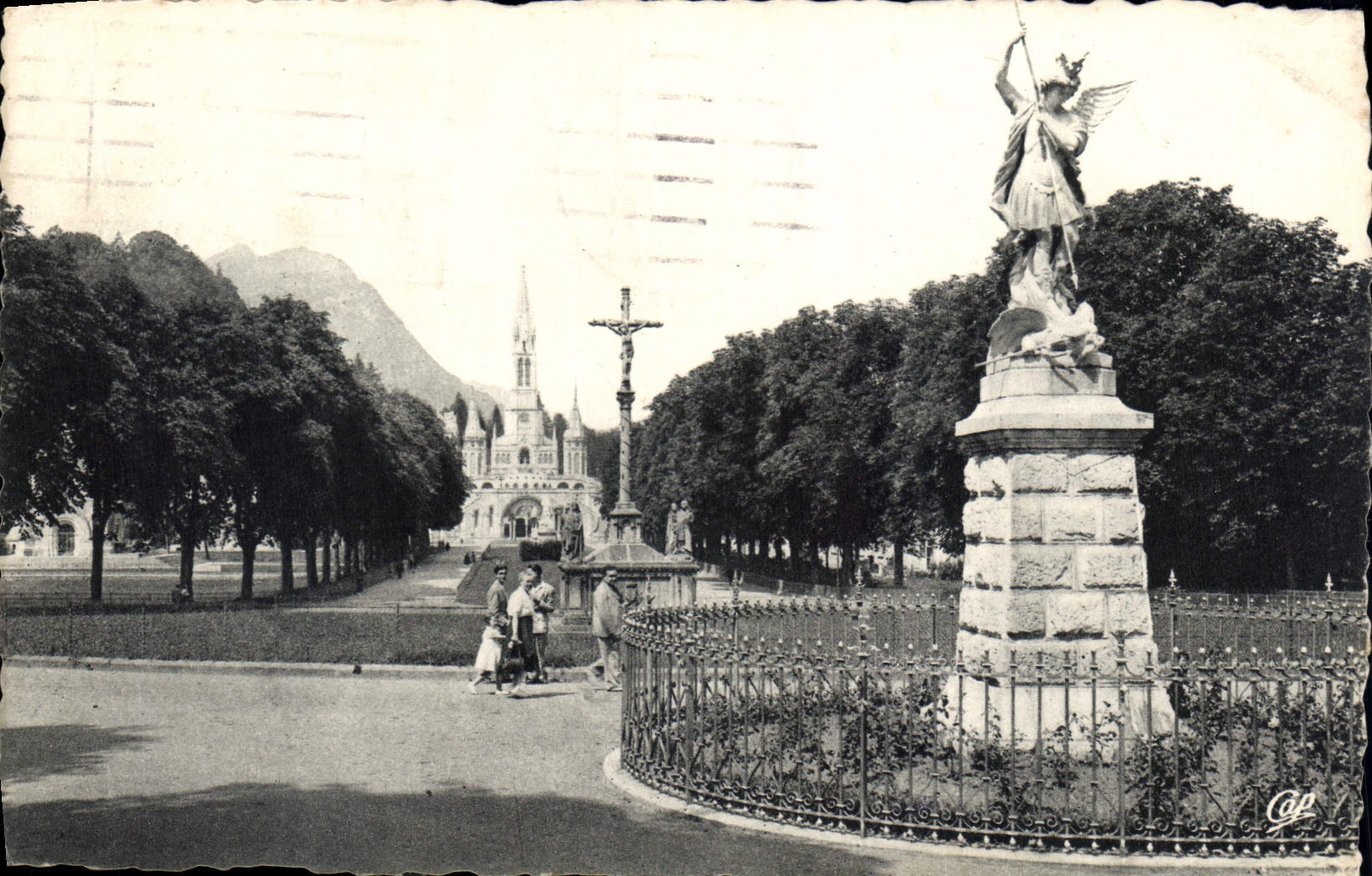 CPA Lourdes Saint Michel la Basilique et l'Esplanade 