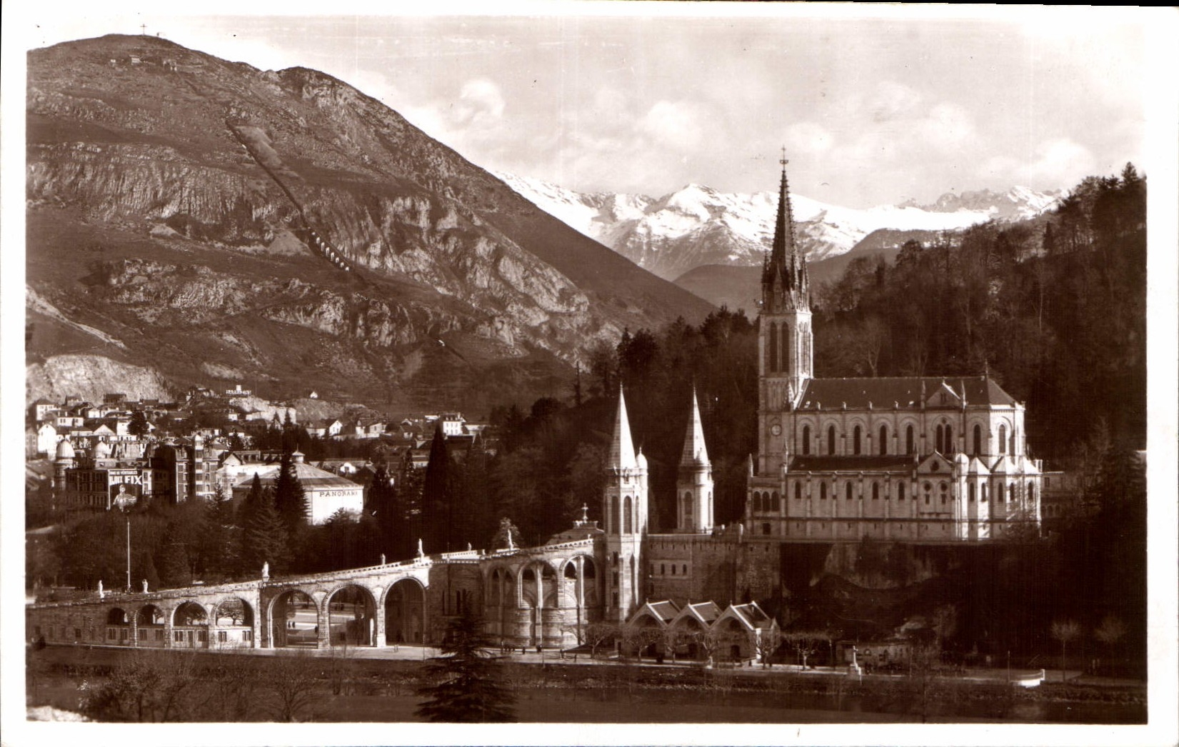 CPA Lourdes La Basilique et les Montagnes 