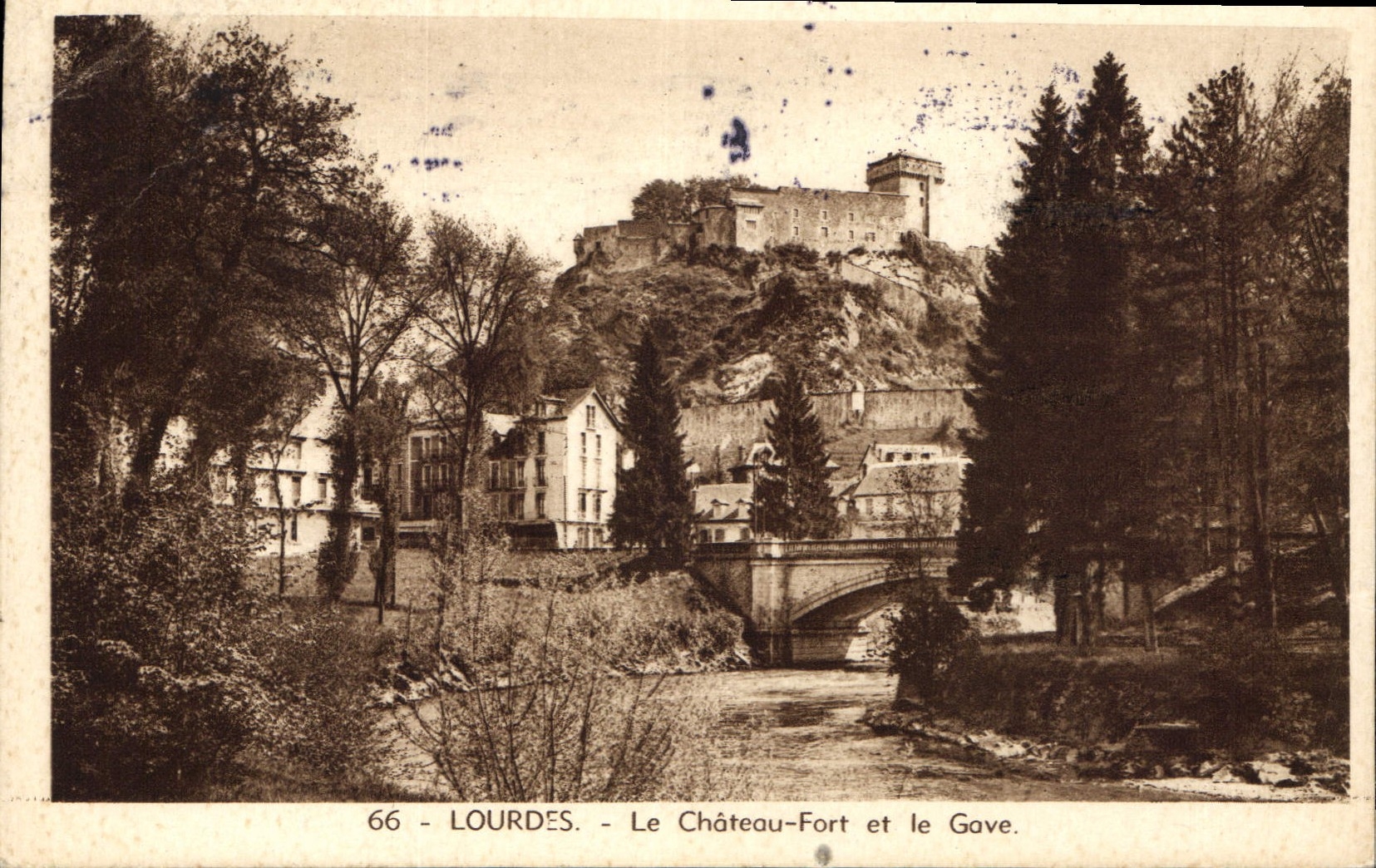 CPA Lourdes Le Chateau Fort et le Gave 