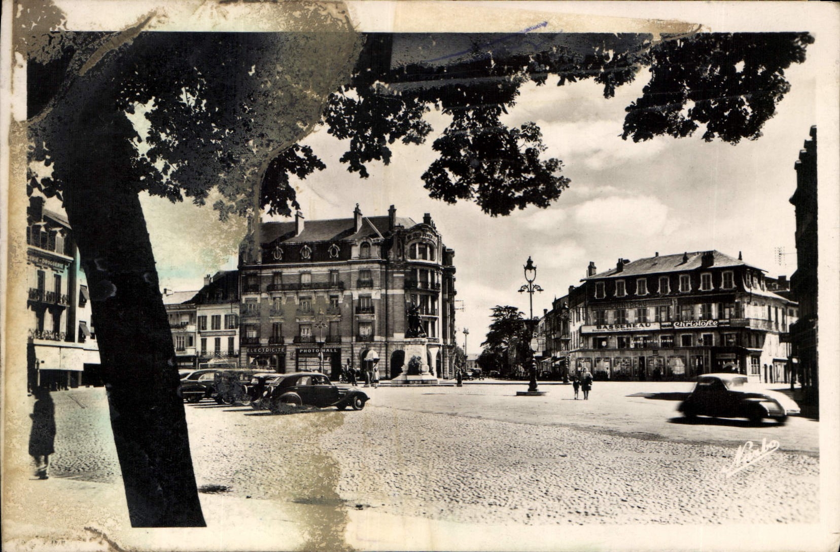 CPA Tarbes Ville Natale du M foch Place de Verdun 
