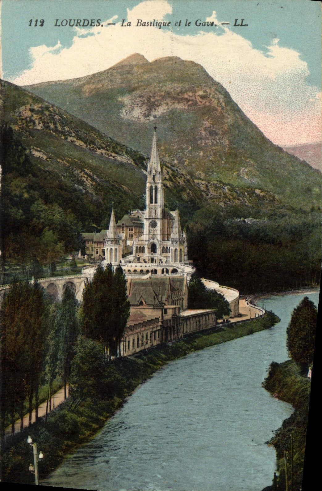 CPA Lourdes La Basilique et le Gave 