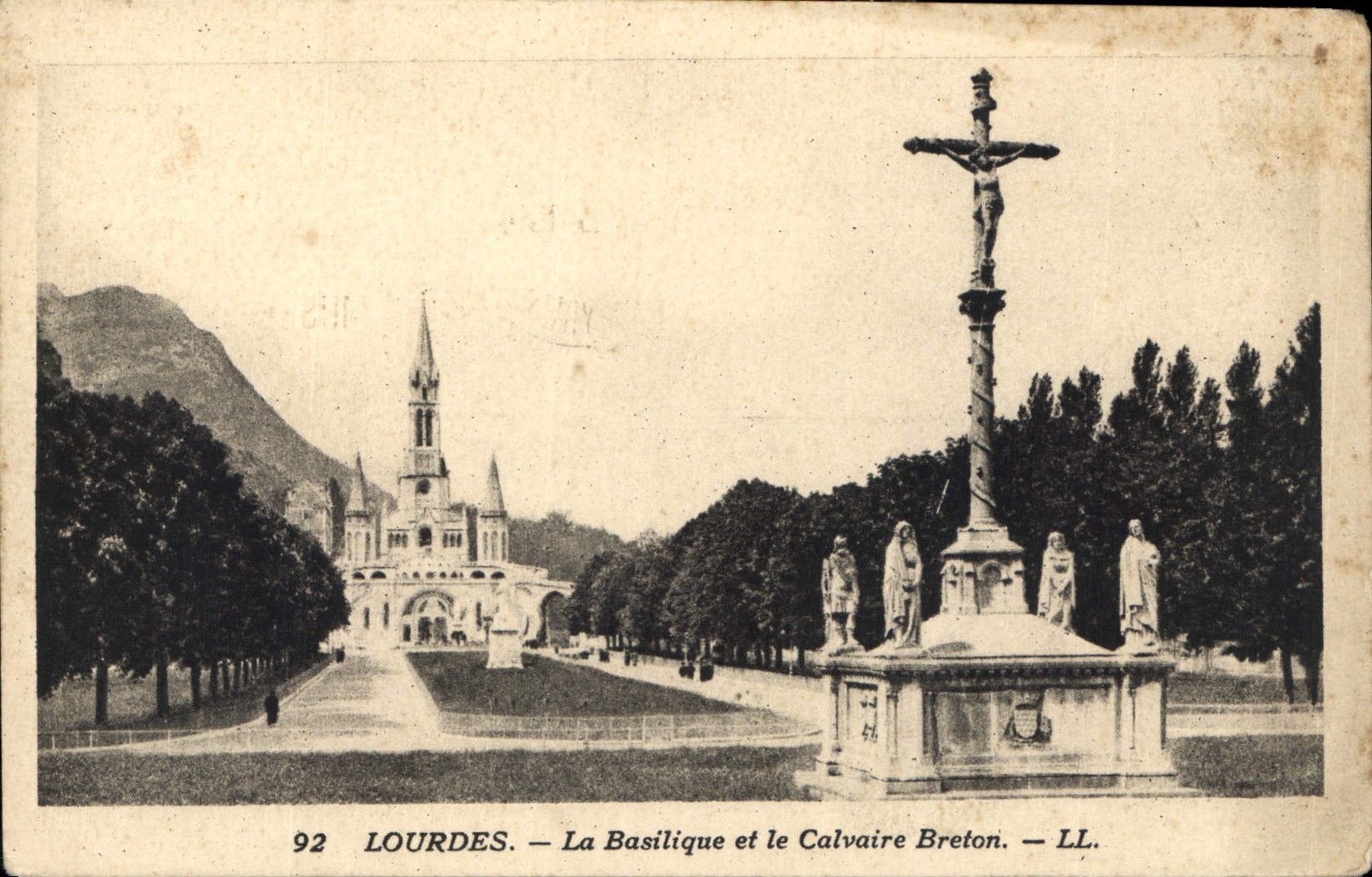 CPA Lourdes La Basilique et le Colvaire Breton